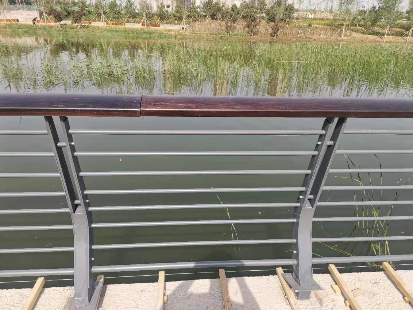 日照市桥梁防撞护栏铝合金护栏 - 方案